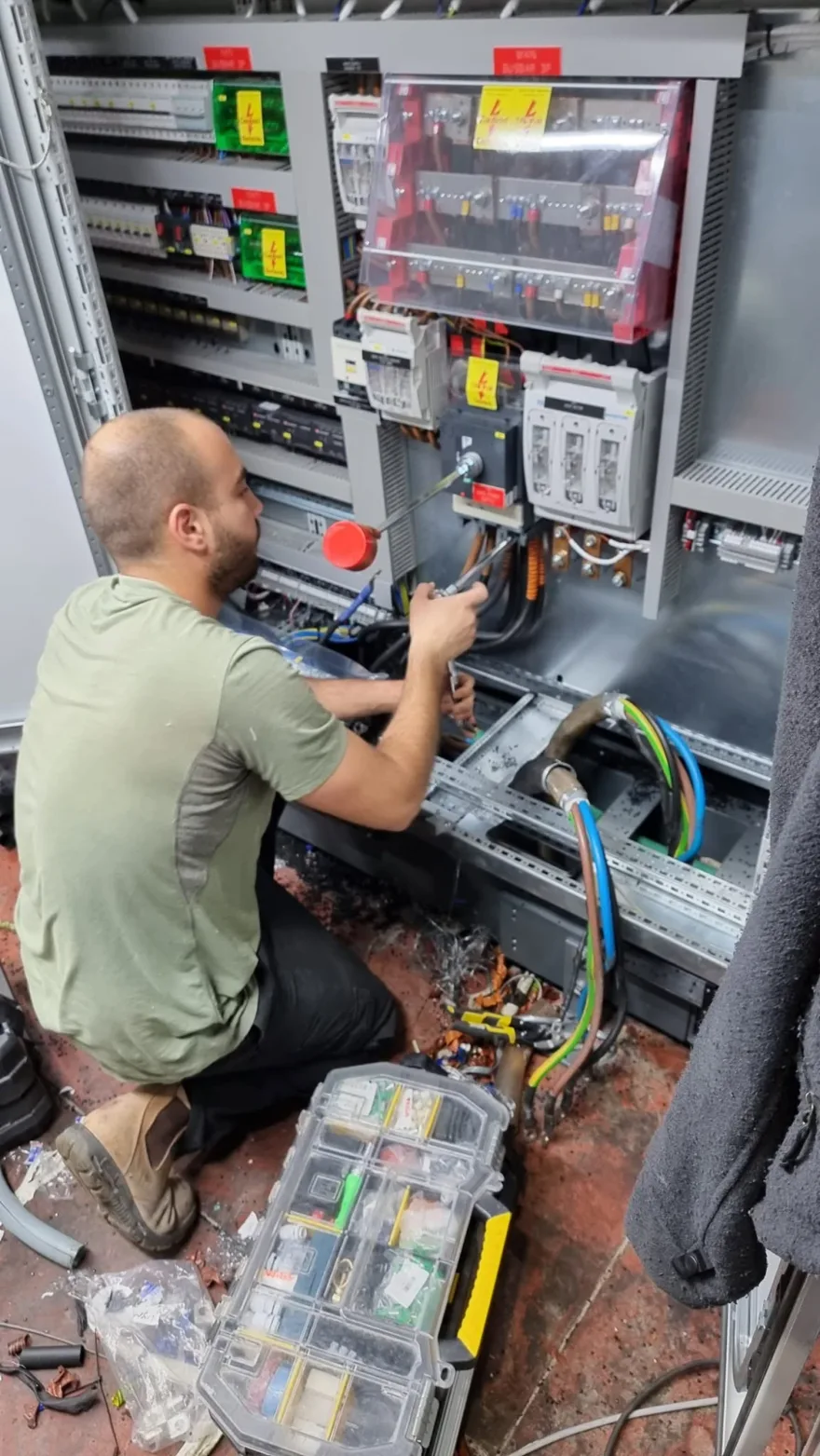 בראל סלהוב בעבודה על לוח חשמל ראשי במפעל תעשייתי